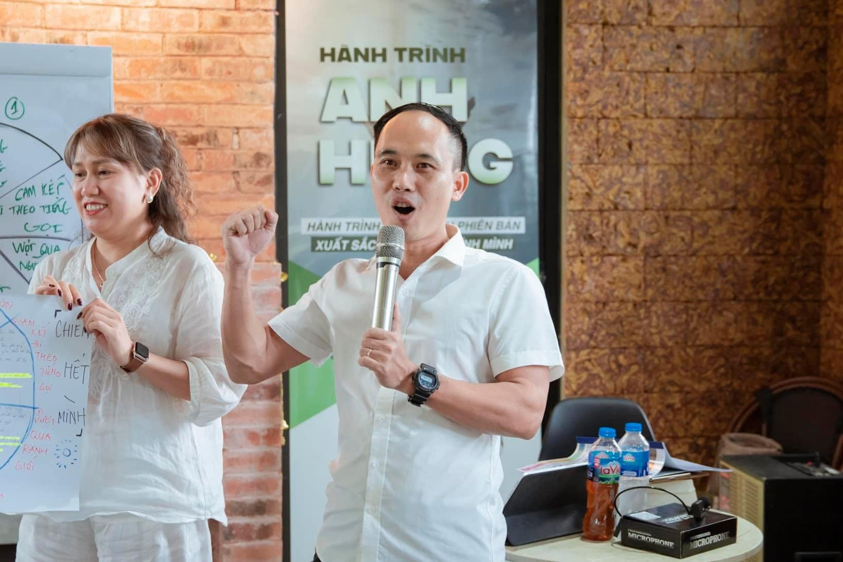 Trainer Đào Văn Xuân chia sẻ trên sân khấu trong chương trình Hành Trình Anh Hùng